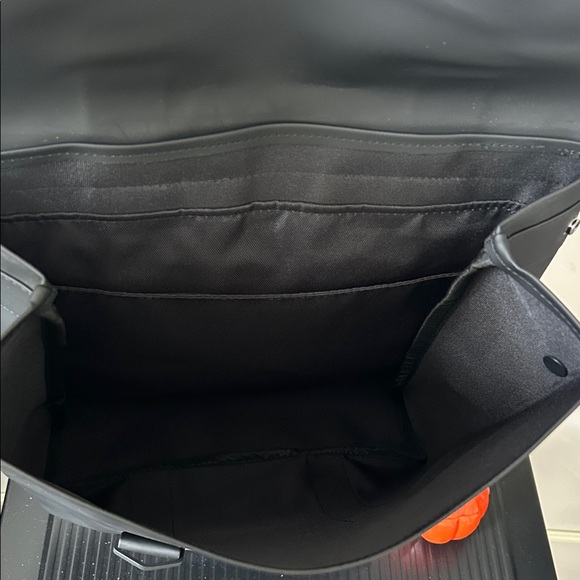 💼 Sleek & modern RAINS backpack in matte black! - Picture 8 of 11